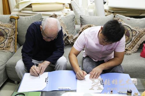 88岁高龄的魏传义教授与张雄艺术网签订保真协议
